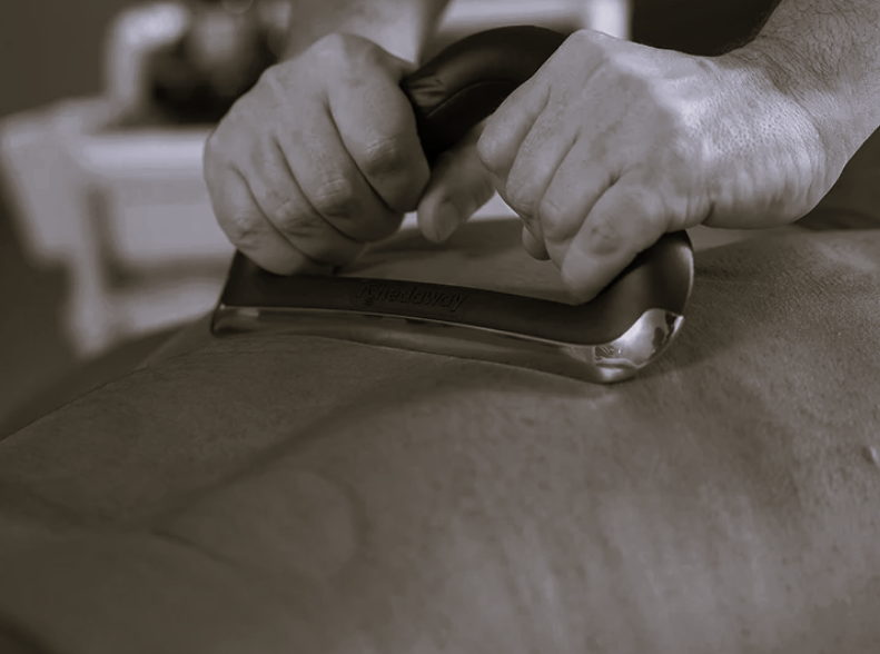 Massage sportif avec outil en inox